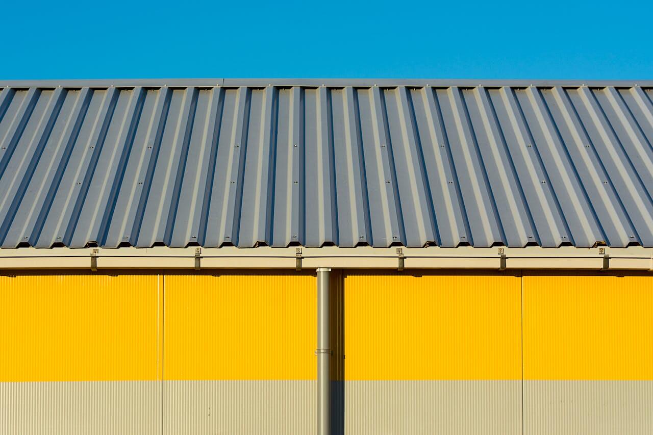 oluk na zgradi s limenim krovom oluk na zgradi s limenim krovom